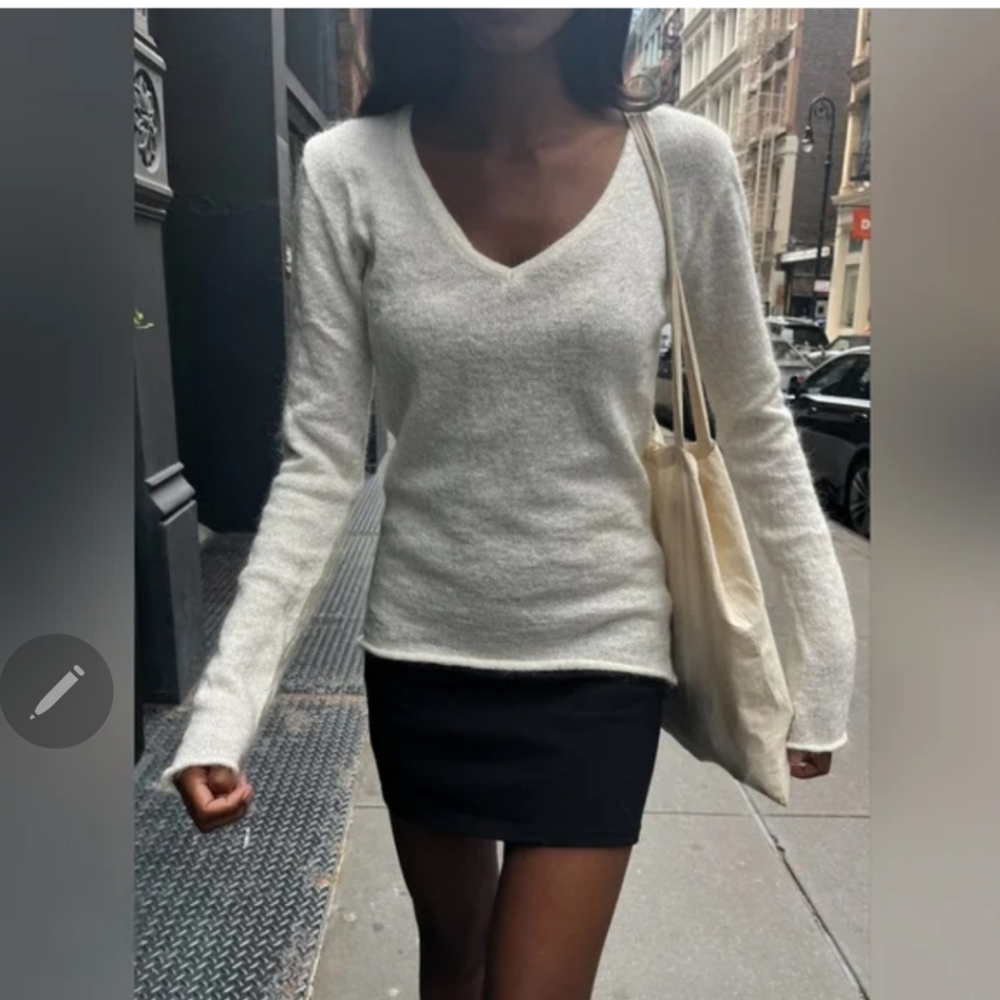 Brandy Melville Andi Mohair V-Neck Soft Stretchy Sweater OS Raw Trim